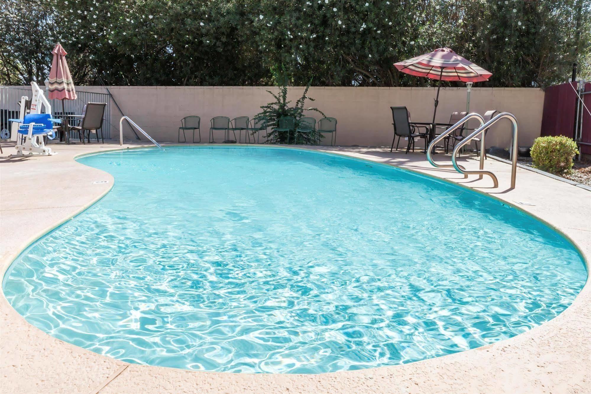 Super 8 By Wyndham Visalia